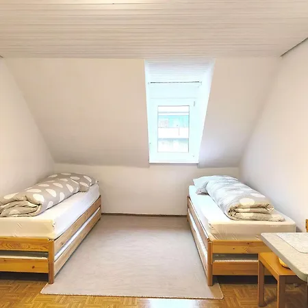 Ganze In Karlsruhe, 2 Schlafzimmer, 3 Betten, Kueche, Bad, Altbau, Stadtmitte *