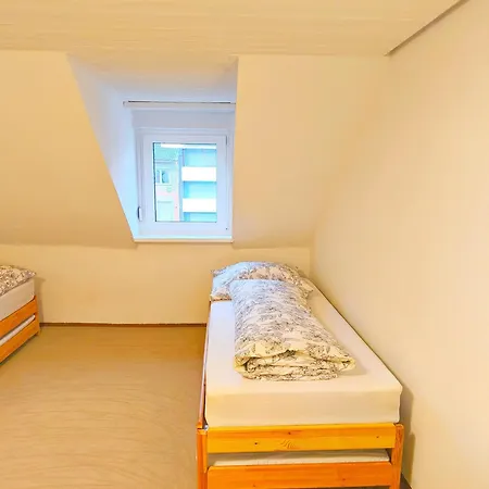 Ganze In Karlsruhe, 2 Schlafzimmer, 3 Betten, Kueche, Bad, Altbau, Stadtmitte *