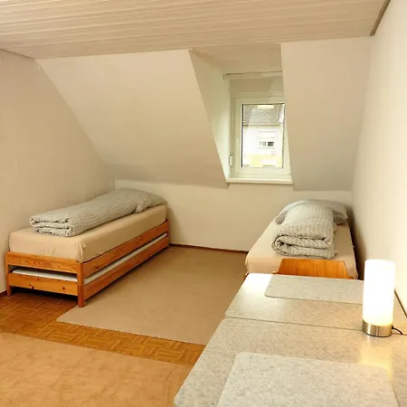 Ganze In Karlsruhe, 2 Schlafzimmer, 3 Betten, Kueche, Bad, Altbau, Stadtmitte קרלסרוהה